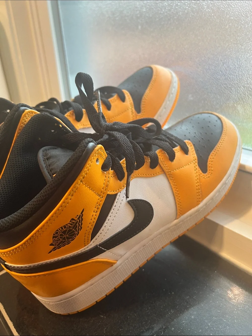 Nike Air Kids High-Top Sneakers in Orange and Black 6Y 554725-701 Taxi